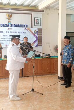 Optimalkan Pelayanan Publik, Pemerintah Desa Sidamukti Lantik Tiga Perangkat Desa Baru