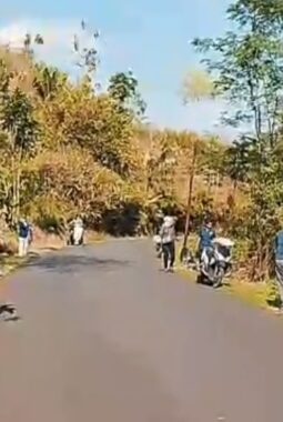 Pokdarwis Jagaraksa Selasari Gelar Aksi Bersih-Bersih Sepanjang Jalan Kabupaten Parigi-Cikohkol